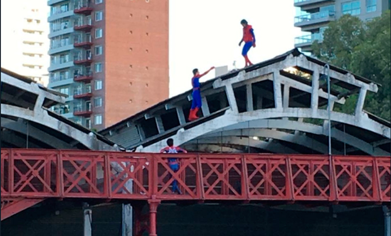 Trepó al techo vestido de hombre araña pero ningún superpoder amortiguó la caída
