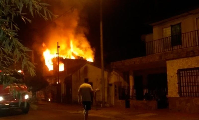 La golpeó frente a su hija, la tajeó con un cuchillo y le prendió fuego a su casa