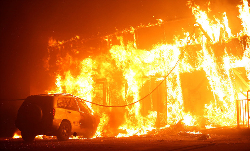 California: estado de emergencia y 40.000 evacuados en medio de un devastador incendio