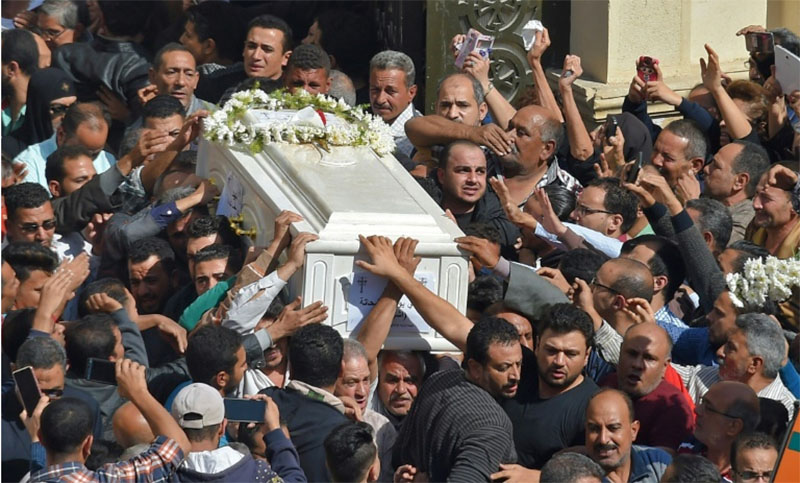 Entre conmoción y rabia, Egipto enterró a las víctimas del atentado anticristiano