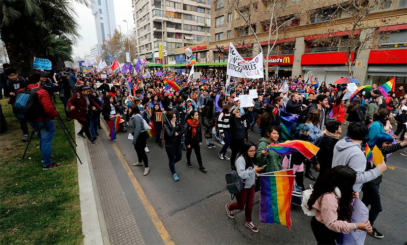 Miles de personas marcharon en Chile por el matrimonio igualitario