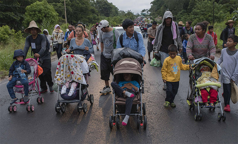 Migrantes continúan a pie por Veracruz su camino hacia los Estados Unidos