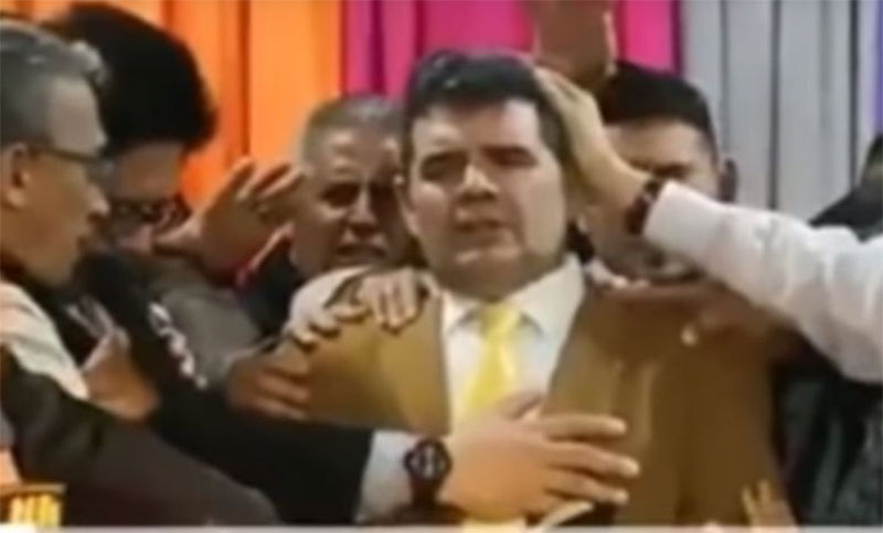 Se desplomó el escenario de una iglesia cuando bendecían al diputado Olmedo