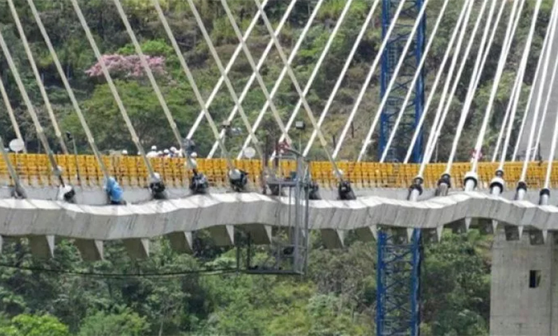 El puente destinado a ser el más elevado de Suramérica ahora parece un acordeón
