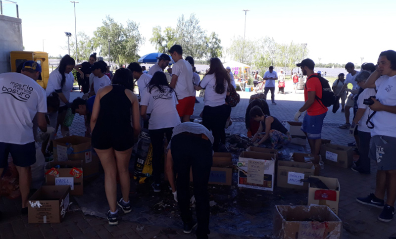 Conciencia y voluntad: juntaron más de una tonelada de basura en el Río Paraná