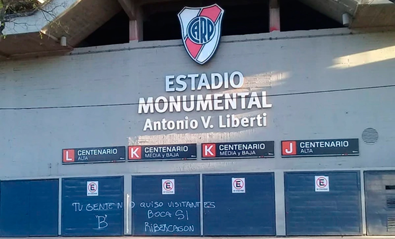 Aparecieron pintadas en el Monumental con cargadas de hinchas xeneizes