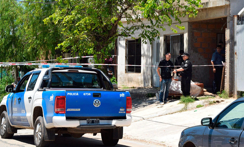 San Lorenzo: hallaron a un hombre acuchillado en su casa