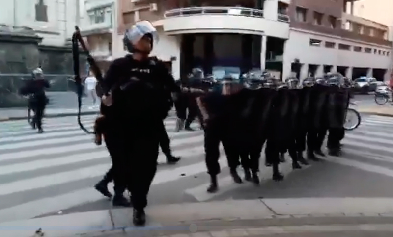 En medio de violenta represión detuvieron a dos de los dirigentes de República de la Sexta
