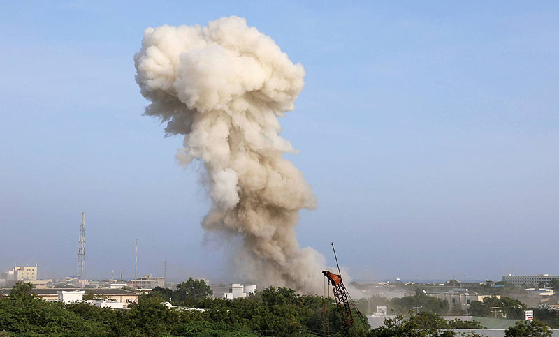 Al menos murieron 17 personas en un atentado múltiple en la capital de Somalia