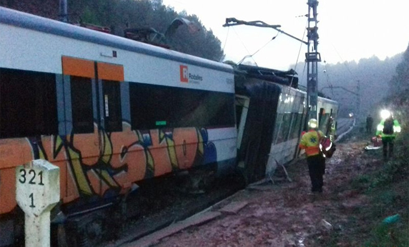 Un muerto y 44 heridos al descarrilar un tren en España