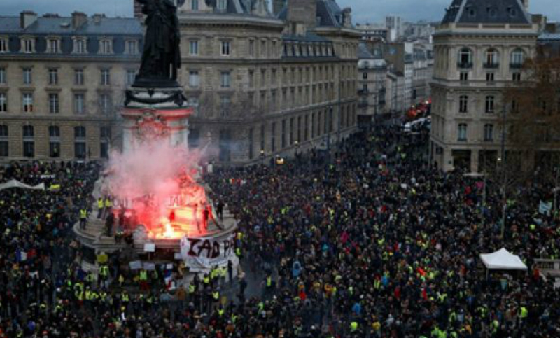 Macron aumentó el salario mínimo para frenar las protestas