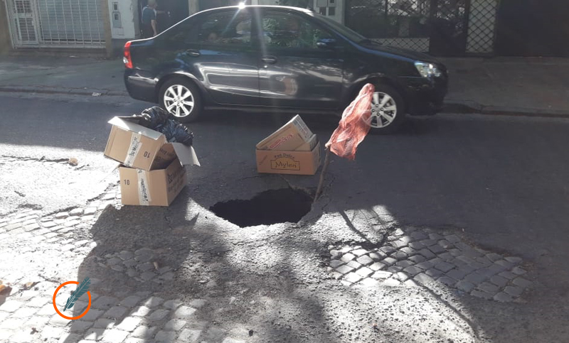 Un gigante pozo en medio de la calle preocupa a los vecinos