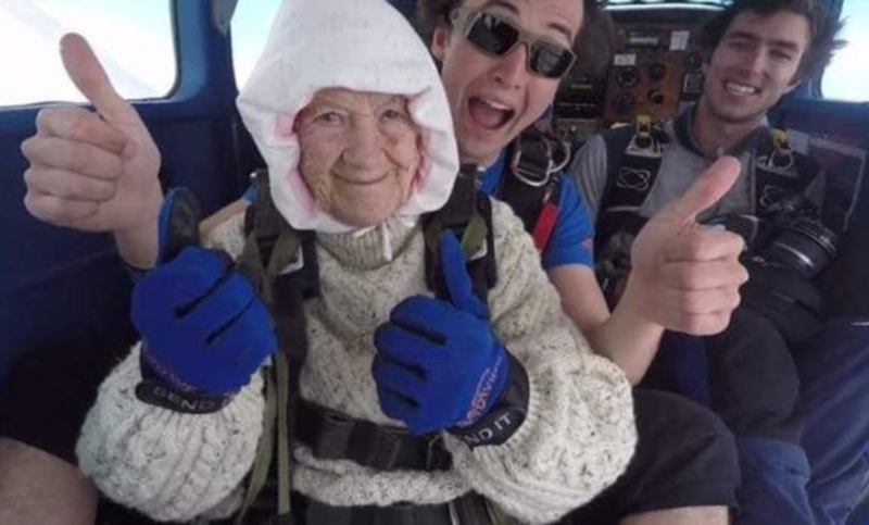 Una bisabuela de 102 años se convierte en la paracaidista más anciana del planeta