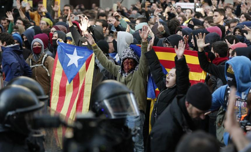 Tensión en Barcelona ante una reunión del gobierno español bajo máxima vigilancia