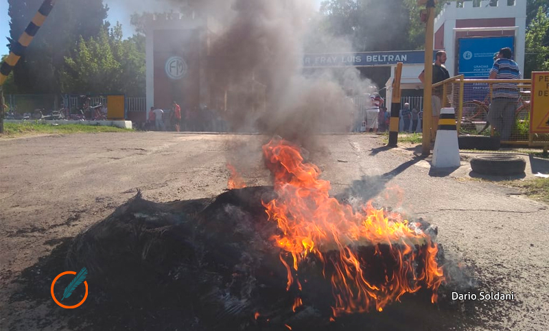 Desolador: protesta en la Fábrica Militar Fray Luis Beltrán por nuevos despidos