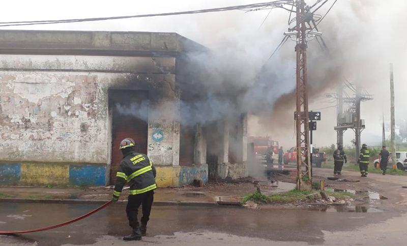 Incendio voraz en la zona oeste causó serios daños en un local de compra y venta
