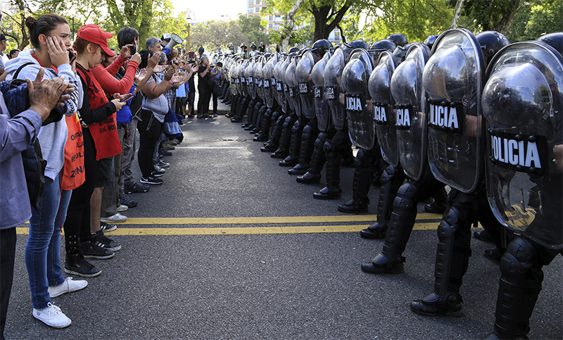 Máxima tensión entre manifestantes y la policía en Buenos Aires
