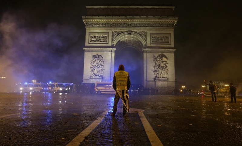 Macron suspenderá subida de combustible para calmar a los «chalecos amarillos»
