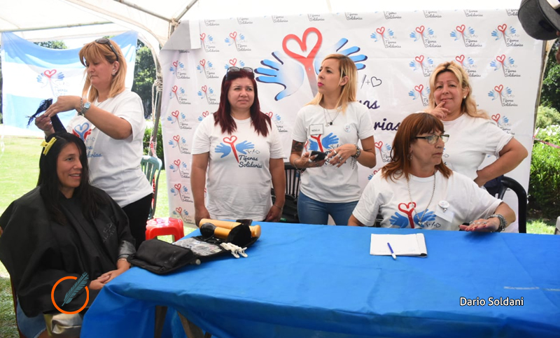 “Tijeras solidarias” cortaron el pelo a cambio de alimentos no perecederos