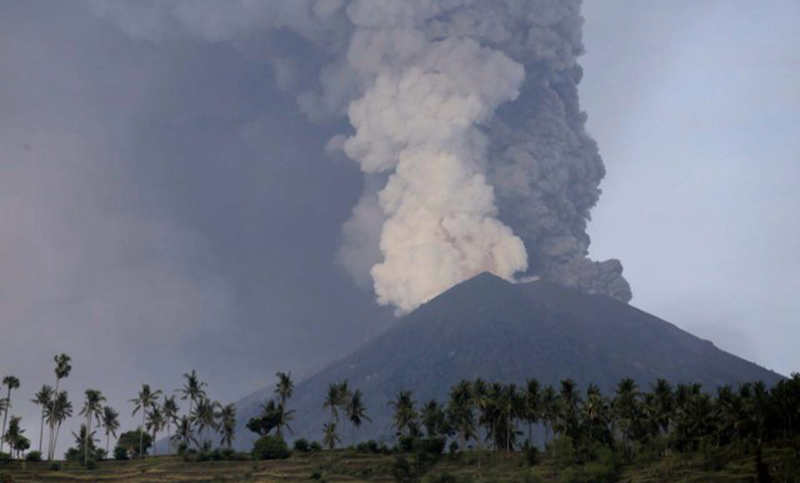 El volcán Agung de la isla de Bali arroja cenizas durante erupción