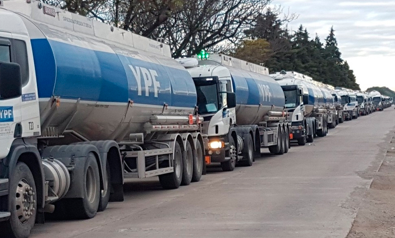 Camioneros paralizan la planta distribuidora de YPF en Córdoba