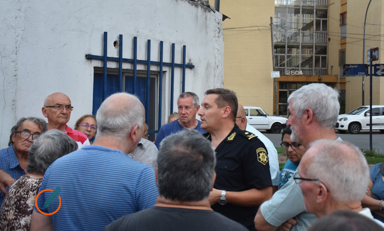 Vecinos de barrio Rucci realizaron un abrazo solidario por el cierre de la comisaria 34