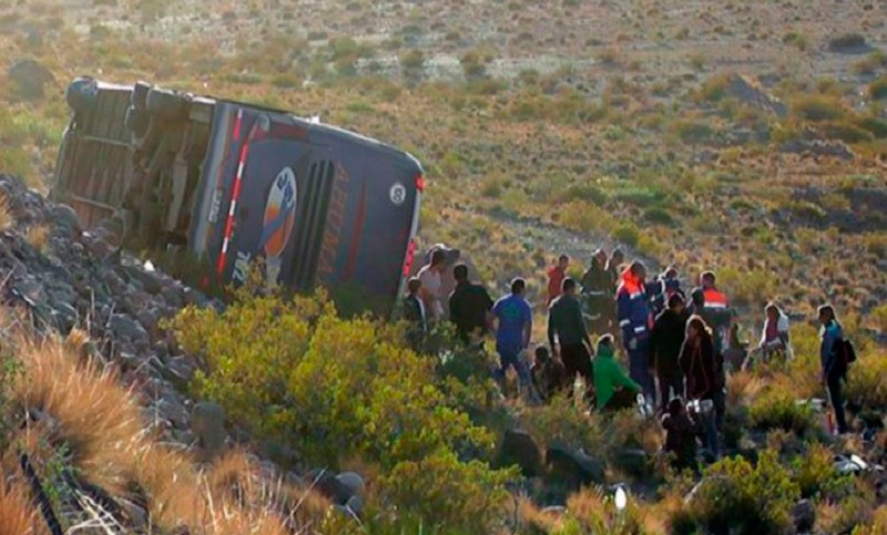 Tres muertos y más de cuarenta heridos al desabarrancar un colectivo en la alta montaña mendocina