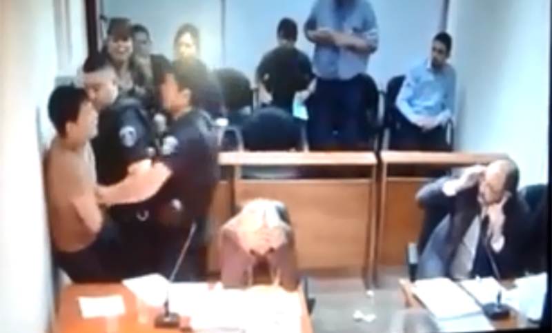 En plena audiencia, un preso le tiró un tacho de basura por la cabeza a un fiscal