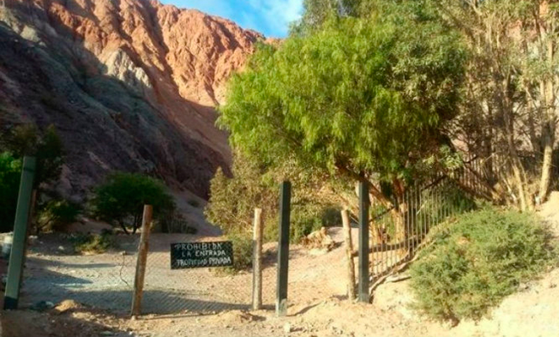 Un artista compró y cercó el Cerro de los Siete Colores