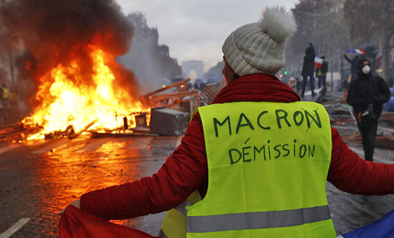 Los chalecos amarillos vuelven a protestar en Francia pese a los anuncios de Macrón