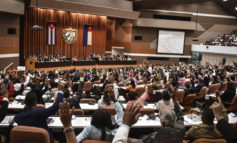 Cuba aprobó su nueva Constitución “comunista”, que reconoce al mercado