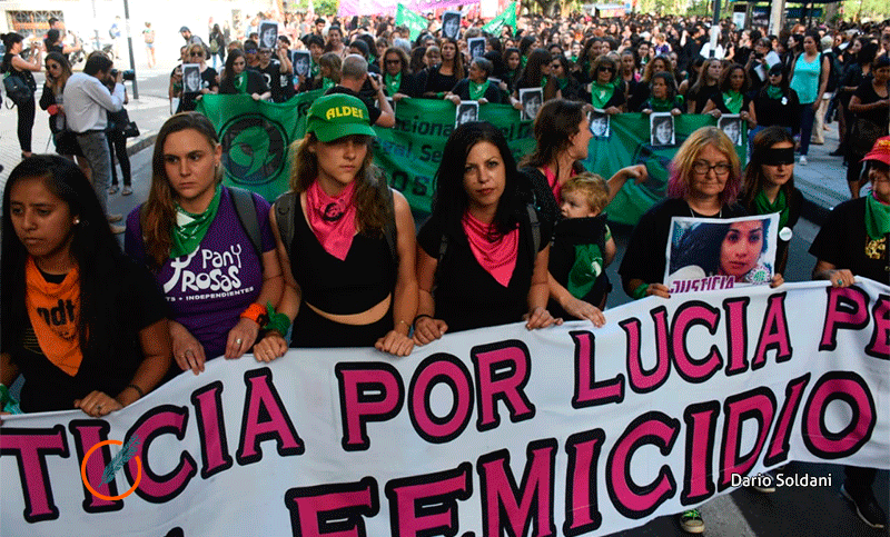 Numerosa movilización de mujeres en repudio por el fallo del juicio de Lucía Pérez