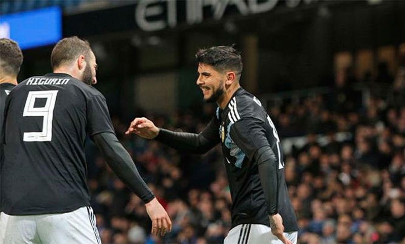 Higuaín y Banega se acercan por primera vez a la Premier League