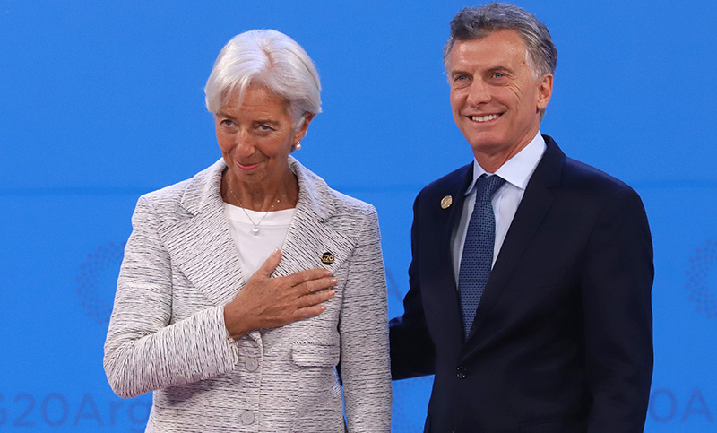 El riesgo país llegó a niveles récord y el mercado asume como un hecho la renegociación con el FMI