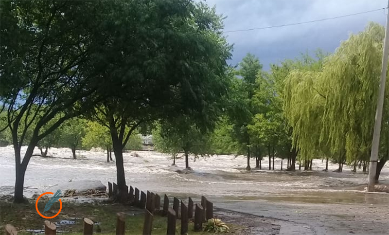Una fuerte lluvia causó crecidas e inundaciones en Mina Clavero