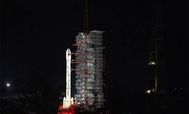 China lanza la primera nave para explorar la cara oculta de la luna