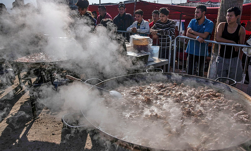 Chefs internacionales cocinaron paella para miles de migrantes en Tijuana