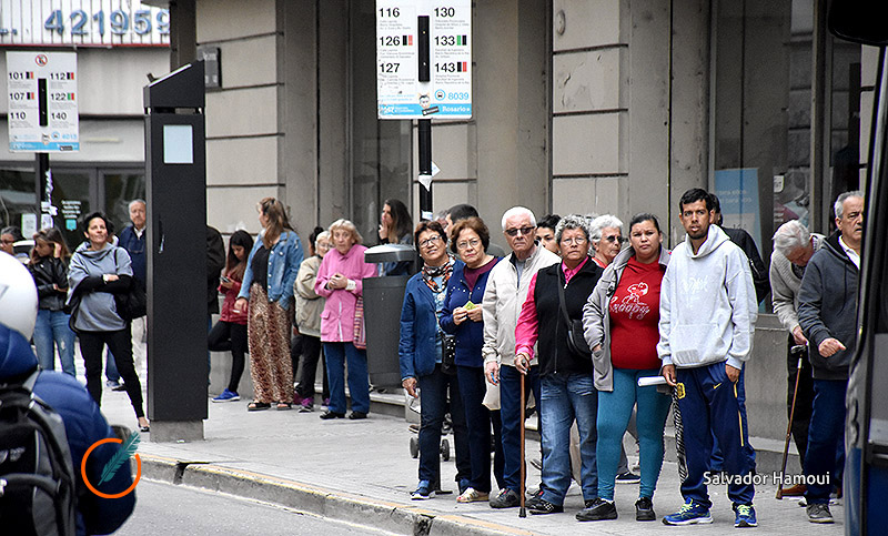 Trabajadores con “mayor precariedad” salarial gastan más de un tercio en servicios públicos