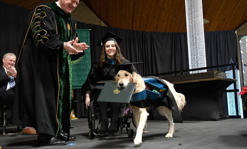 Un perro se graduó de una maestría en la Universidad de Clarkson, en Nueva York