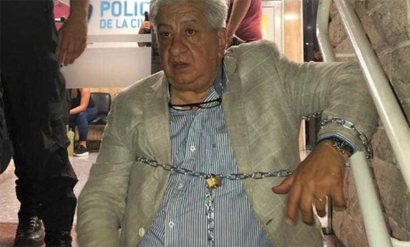Piumato se encadenó en una comisaría para exigir la libertad de una funcionaria judicial