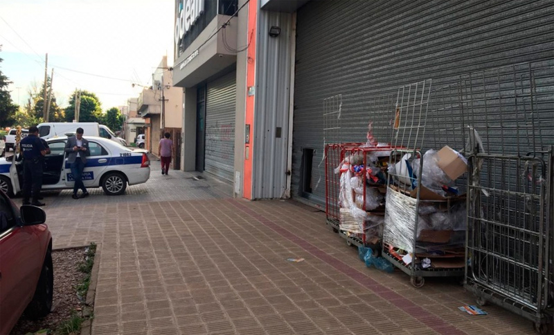 Diciembre caliente: saquearon un supermercado para robar alimentos y bebidas