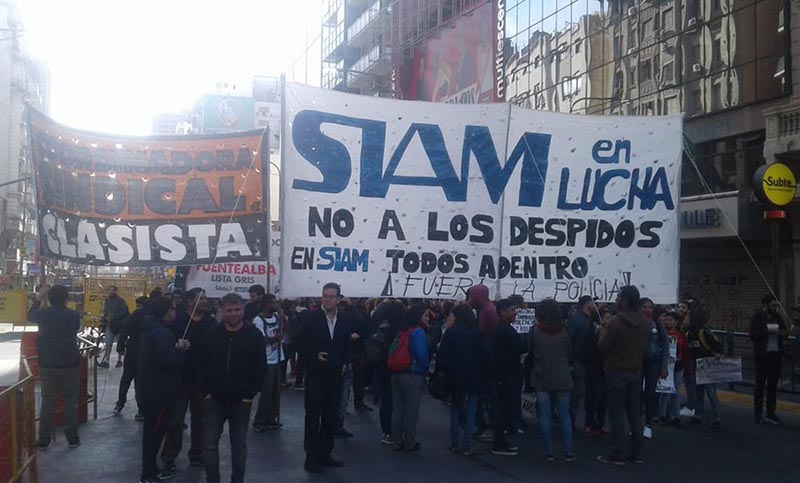 La policía desalojó a trabajadores despedidos en Siam e Interpack