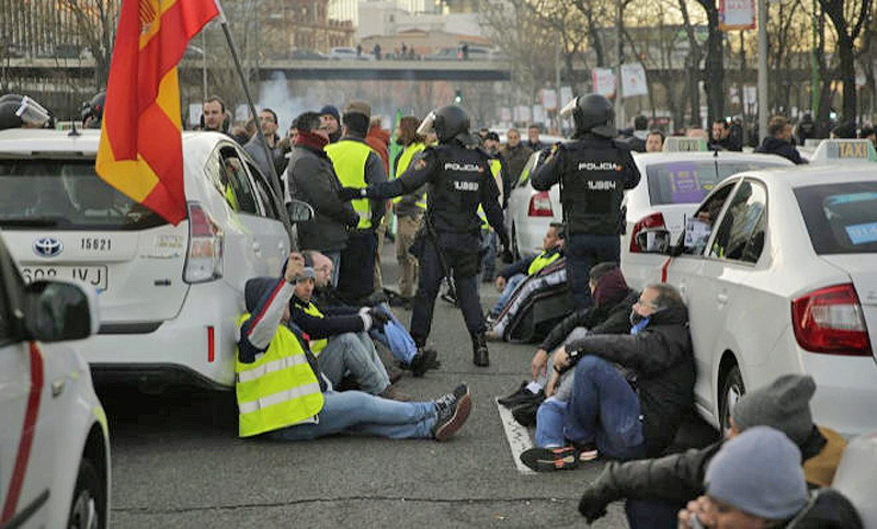 La policía española intervino contra los taxistas de Madrid en huelga