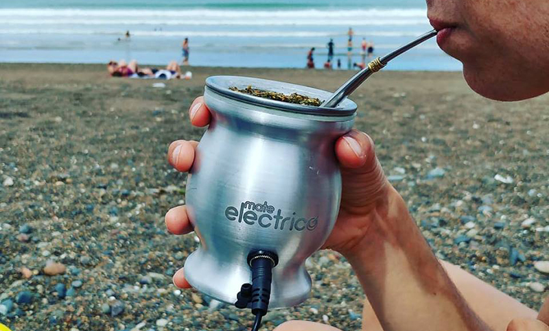 Crean un mate eléctrico que mantiene la yerba caliente