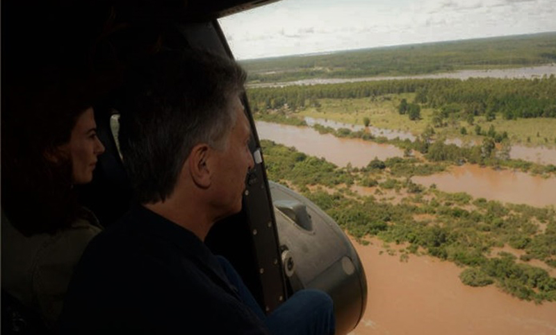 Silencioso paso de Macri por el norte santafesino para recorrer zonas inundadas