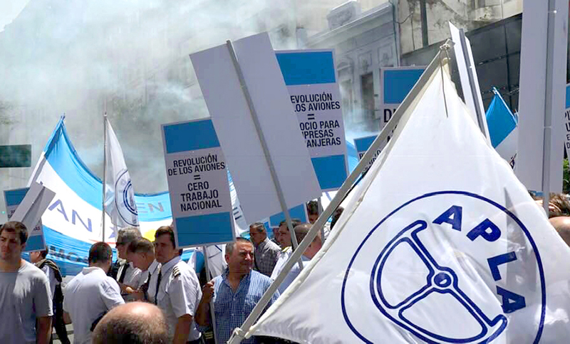 El gobierno dictó la conciliación obligatoria pero los pilotos ratificaron el paro