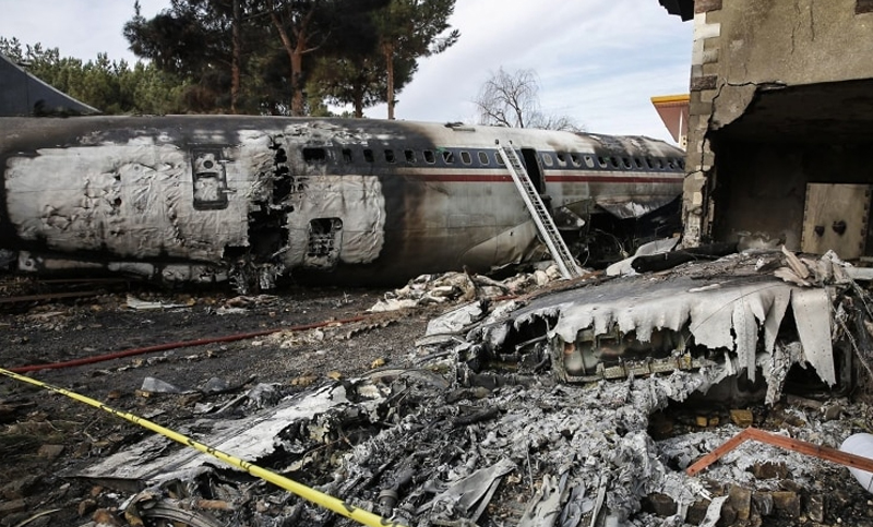 Al menos 13 muertos al estrellarse un avión en Irán