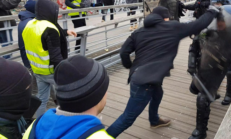 Detuvieron al ex boxeador que golpeó a policías en protestas en París