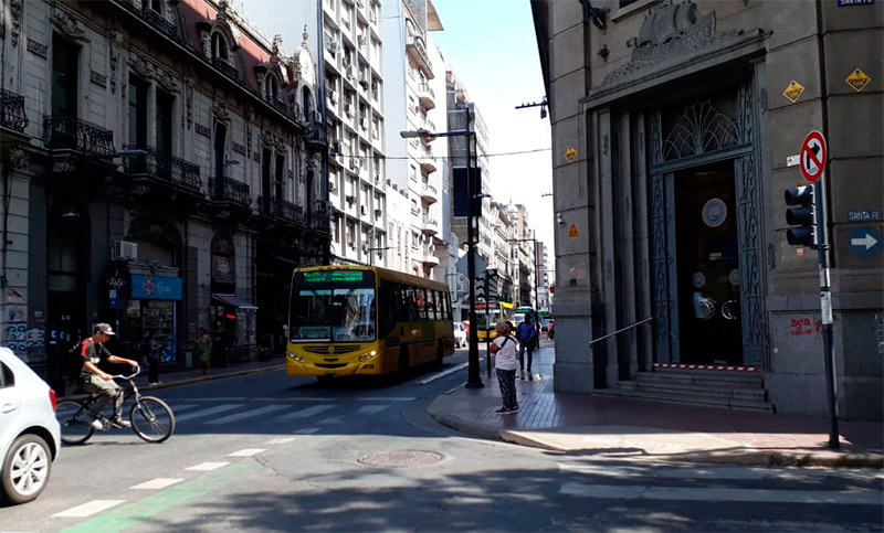Una joven fue atropellada por un colectivo cuando iba por la bicisenda