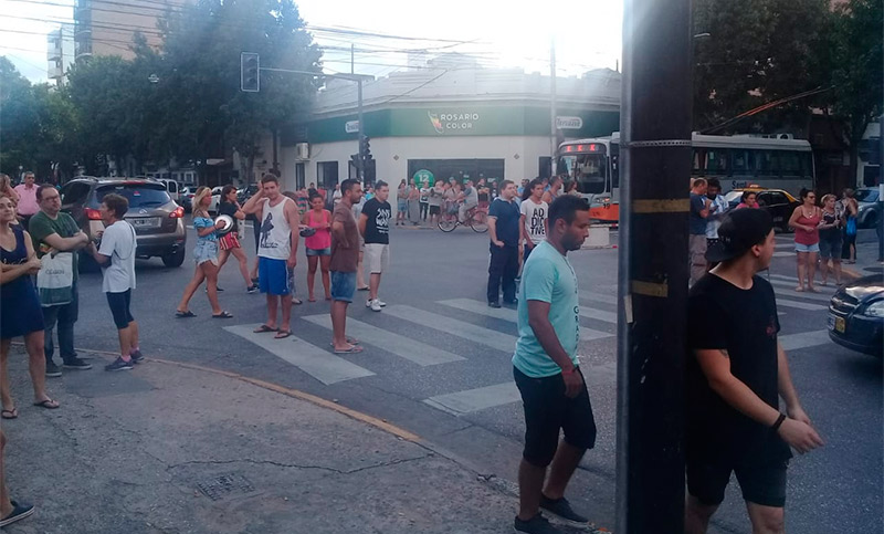 Vecinos de Echesortu cortaron calle Mendoza tras casi dos días sin luz